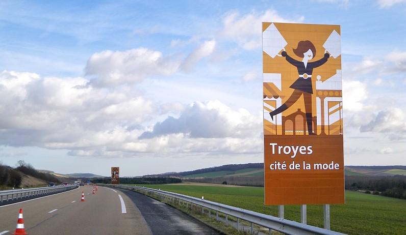 Panneau touristique Troyes : cité de la mode