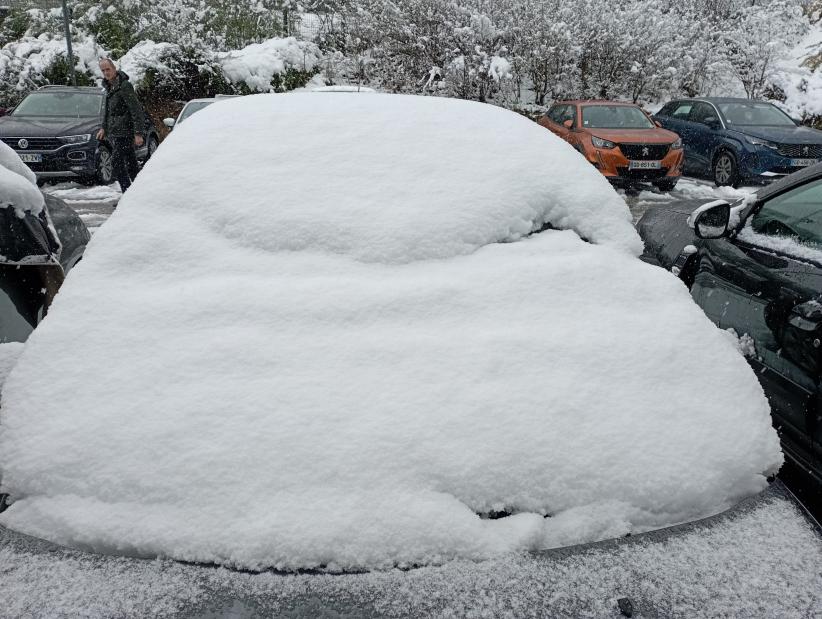 Voiture garée avec de la neige sur le toit
