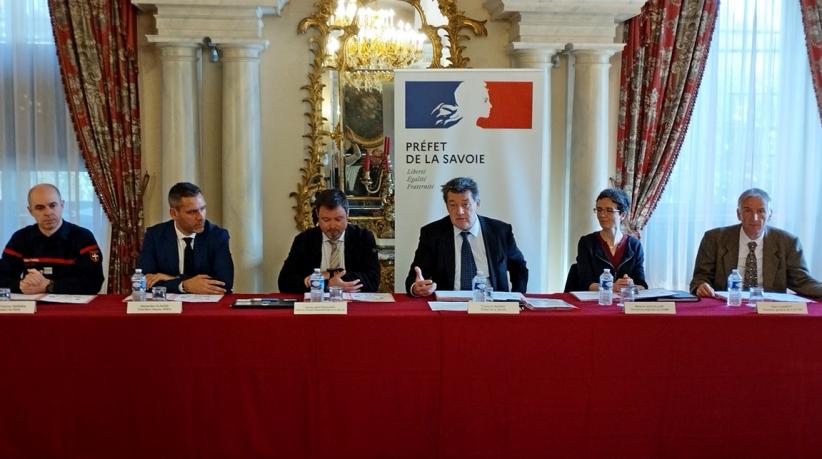 Le préfet de Savoie et les différents signataires du protocole