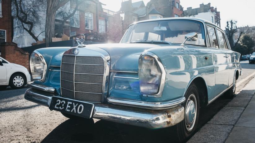 Une Mercedes 600 bleu ancien, vue de face
