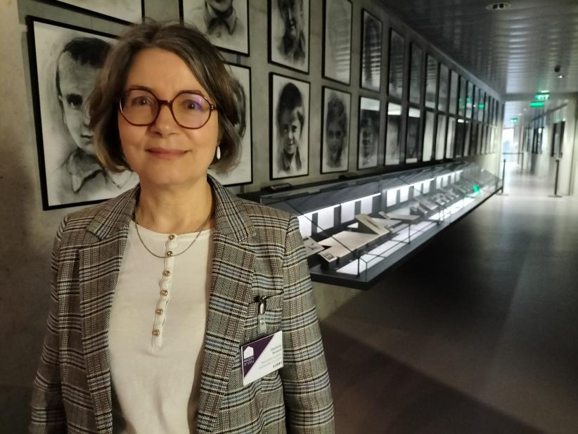 Stéphanie Boissard devant l'exposition éphémère.
