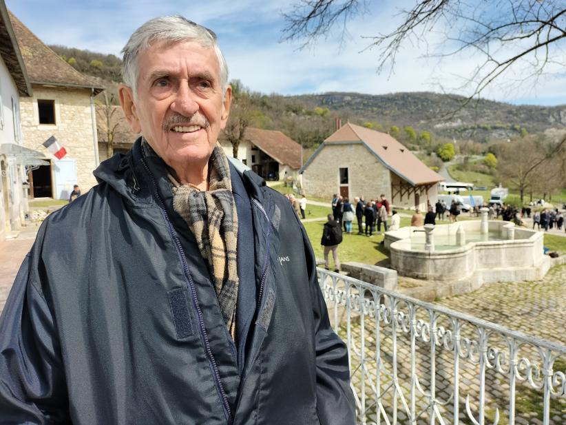 Roger Wolman devant la maison d'Izieu