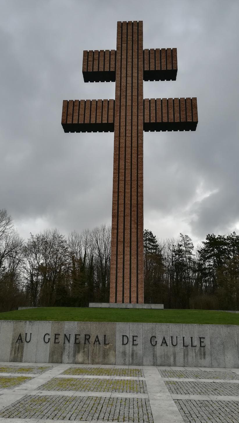 La croix de Lorraine du mémorial Charles de Gaulle