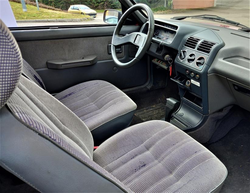 L'intérieur dépouillé de la Peugeot 205