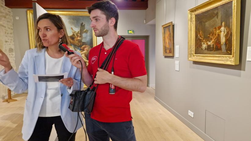 Maison des Lumières devant l’œuvre de Doyen Ekaterina Zavizion, directrice adjointe du pôle culture 