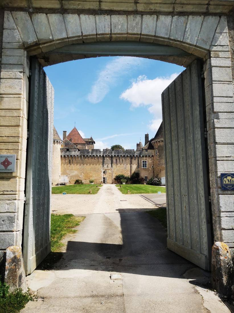 Entrée au château de Rully