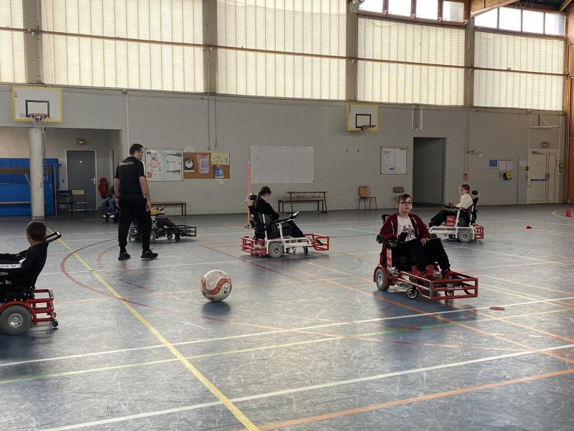 Les élèves du collège Henri Dunant lors de la journée de sensibilisation au handicap avec le DFCO Foot Fauteuil