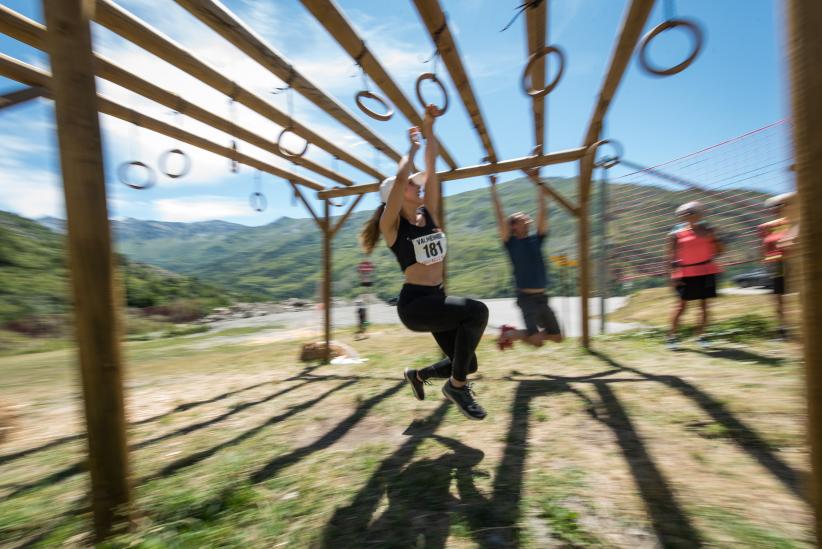 Un des nombreux obstacles de la course ©APernet-OTValmeinier