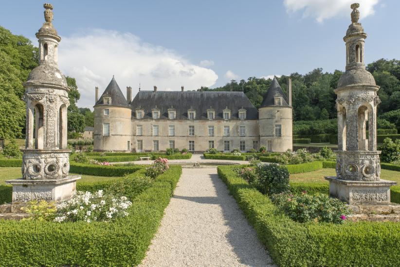 Château de Bussy-Rabutin, vue en direction de la façade sur jardin © Jean-Pierre Delagarde - CMN.jpg