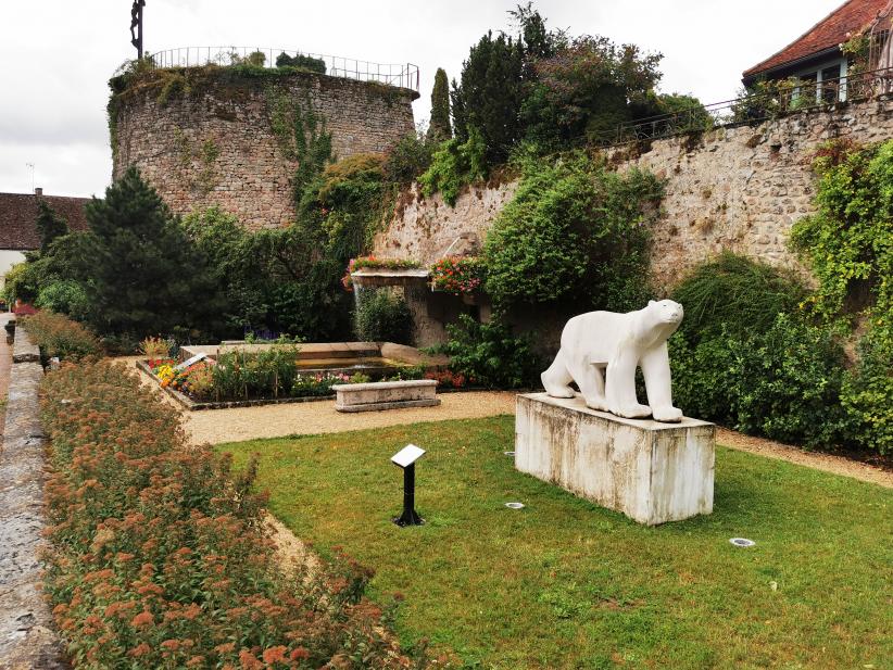 L'ours Pompon à Saulieu, en face du relai Bernard Loiseau.