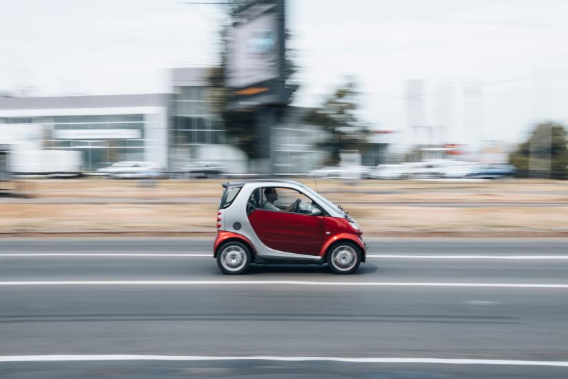 Une Smart rouge sur la route