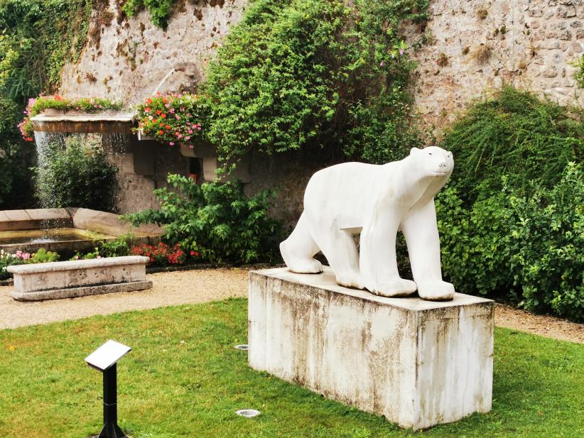 L'ours blanc de François Pompon, dans les rues de Saulieu