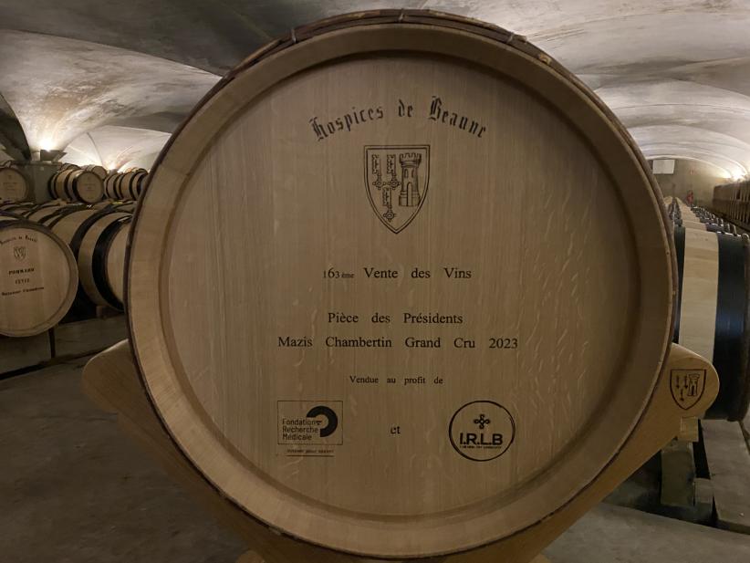 La pièce de charité , un tonneau de 228 litres de Mazis-Chambertin grand cru qui a été fabriqué à partir du même chêne qui a servi à la restauration de la flèche de Notre Dame de Paris ©Paul Mathiot Autoroute INFO