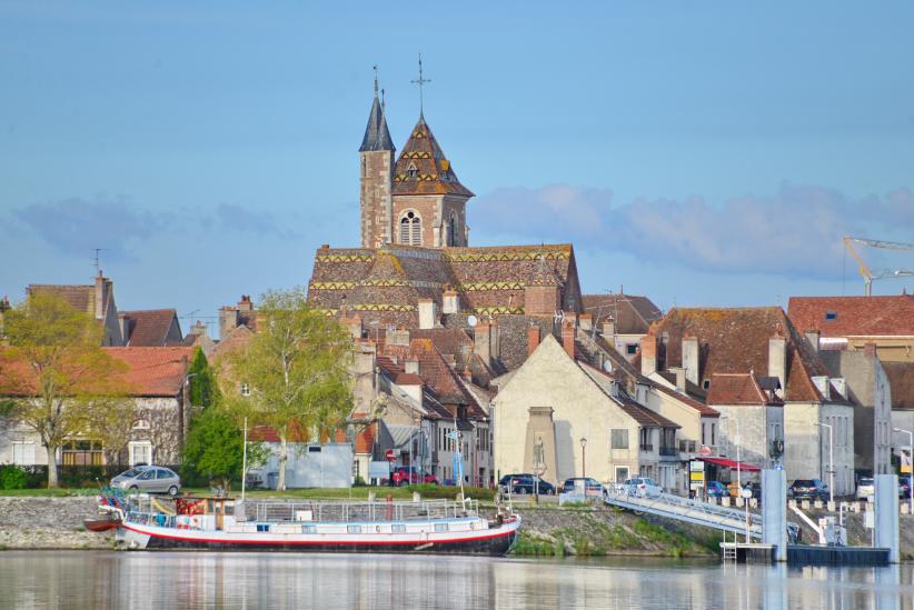Saint Jean de Losne en Côte d'Or bateau et église