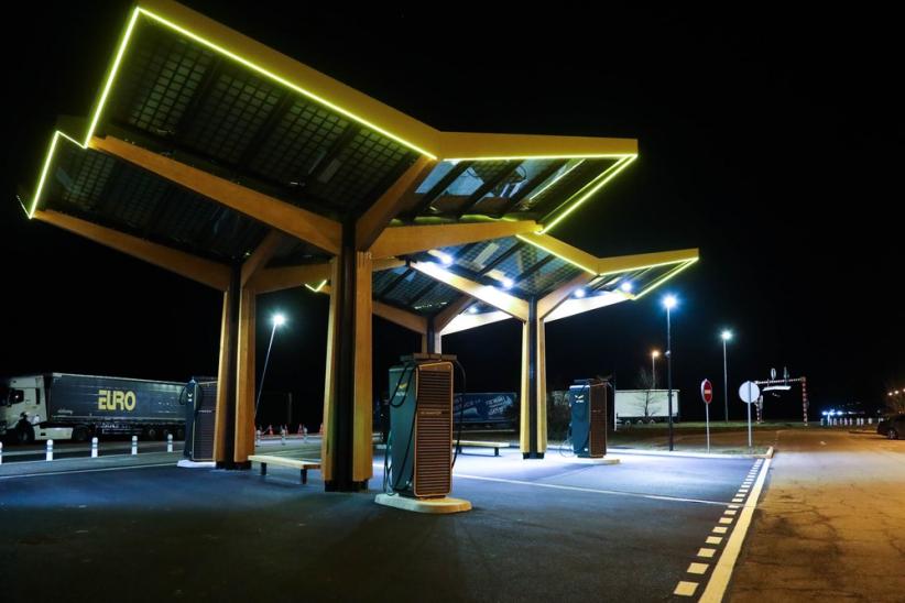 La station de recharge électrique Fastned de l'aire de St-Ambreuil