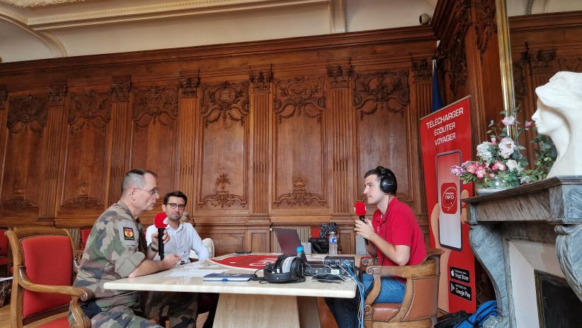 Damien Herlem, directeur de cabinet du maire d'Autun et responsable de l'organisation des festivités du 80ème anniversaire de la libération de la ville et  Ronan Lahuec, le colonel chef de corps du lycée militaire de la ville