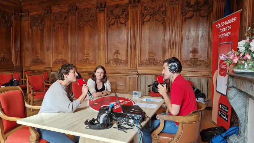 Agathe Legros (au micro) et Axelle Goupy, Conservatrice Adjointe du Musée Rolin 