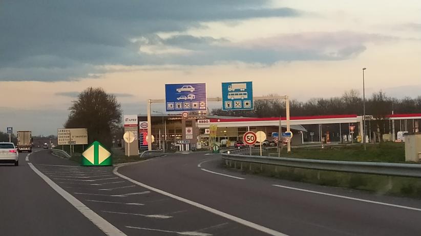 Aire de Gevrey-Chambertin sur l'A31 en 2021 - vue de l'autoroute - décélération