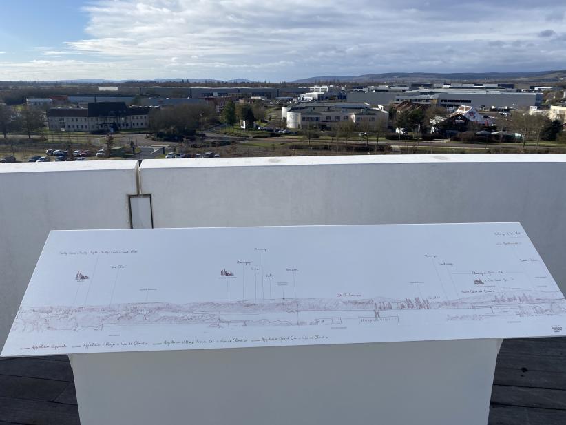 Table d'orientation de la Cité de Beaune : vue sur la Côte chalonnaise et le sud de la Côte de Beaune 