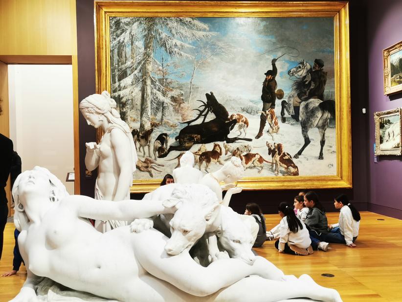 sculpture et tableau au MBAA, devant une classe de primaire
