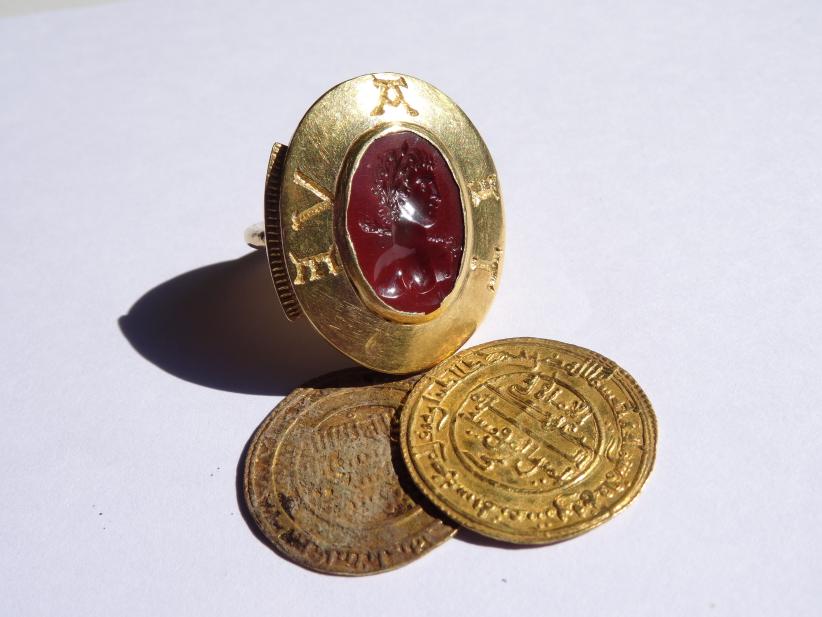 La bague et deux dinars découverts lors des fouilles de 2017