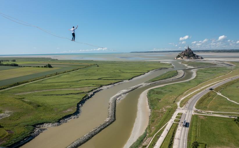 Nathan Paulin en équilibre sur un fil au Mont St Michel