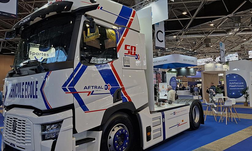 Un camion sur le stand de l'AFTRAL