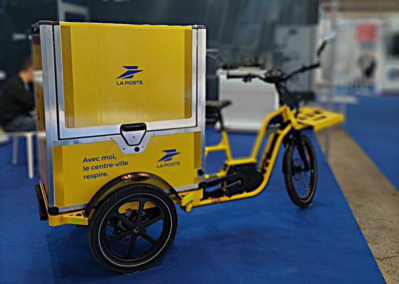 Un vélo cargo La Poste
