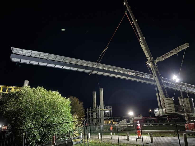 Une grande grue a servi au remplacement de cette passerelle