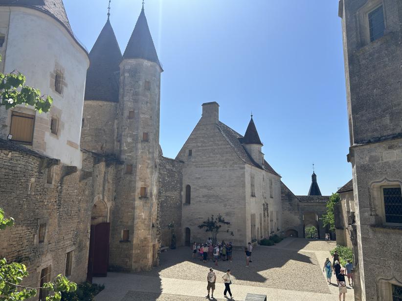 Cours intérieur de Châteauneuf