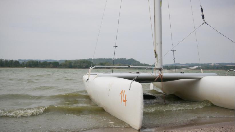Catamaran sur le rivage d'un des lacs près de Langres
