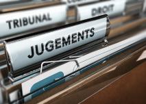 Image d'illustration montrant des dossiers intitulés "Tribunal" ou "Jugement"