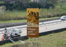 Le dernier panneau installé sur A49 :  "la Drôme sports et nature"