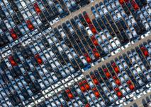 Voitures stockées sur un parking