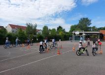 Des élèves à vélo sur des tests pratiques
