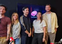 L'équipe du film "le visiteur du futur" dans les studios d'Autoroute INFO