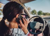 Une femme téléphone en conduisant