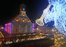 Vu du marché de Noël sur la place Saint Martin depuis le balcon de l'hôtel de ville