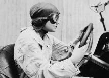 Femme conductrice vintage