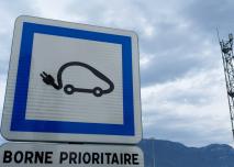 © G. Milliat pour Autoroute INFO _ Panneau Borne électrique personne à mobilité réduite