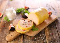 Des tranches de foie gras sur une planche à découper