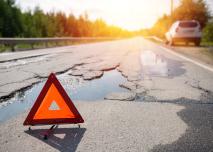 Un panneau accident sur une route accidenté 