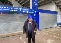 Guyr Roux devant la tribune qui lui est dédiée au stade de l'Abbé Deschamps