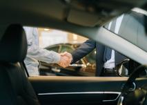 Poignée de main vu de l'intérieur d'une voiture