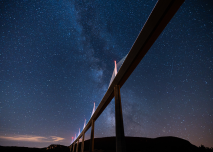 Viaduc de Millau de nuit en 2023 - vue d'en bas