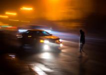 Sur la route, situation dangereuse de nuit sous la pluie