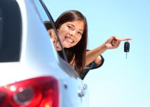 Jeune femme voiture clés