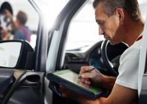 Mécanicien s'occupe du moteur d'une voiture