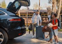 Famille qui vide le coffre de sa voiture