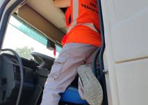 Agents de la dreal dans une poids-lourds